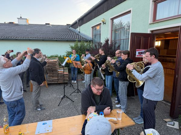 26_Maibaumaufstellen_1.jpg