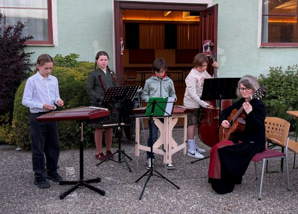 26_Maibaumaufstellen_2_VM_Ensemble.jpg