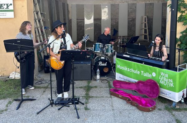 Black&_White_Pfarrfest_25_St._Stephan.jpg