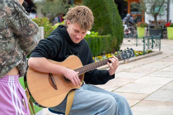 Strassenmusik_Okt_25_Gitarre.jpg