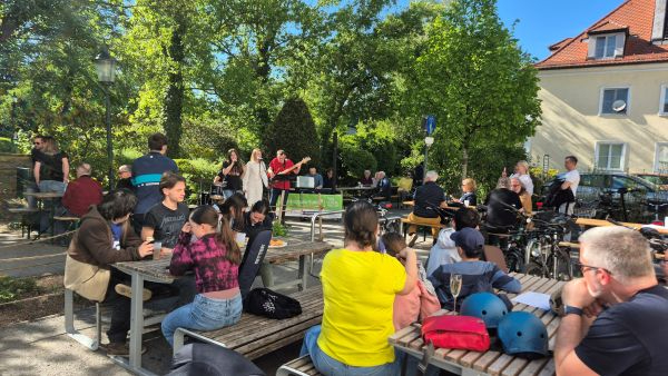 TdoT_26_Bands_vor_der_Schule.jpg