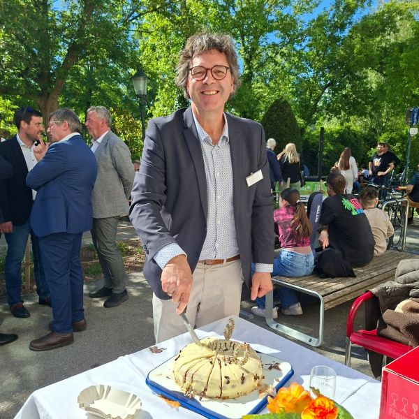 TdoT_26_Karl_mit_Torte.jpg