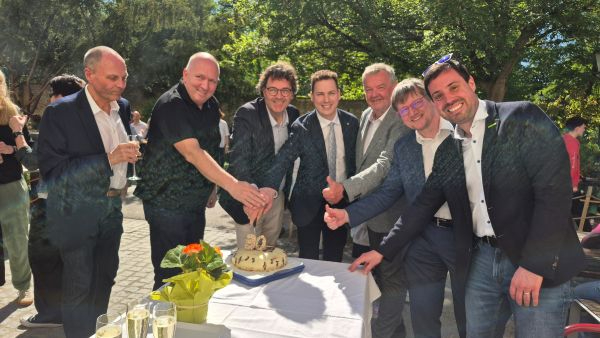 TdoT_26_Politik_mit_Torte.jpg